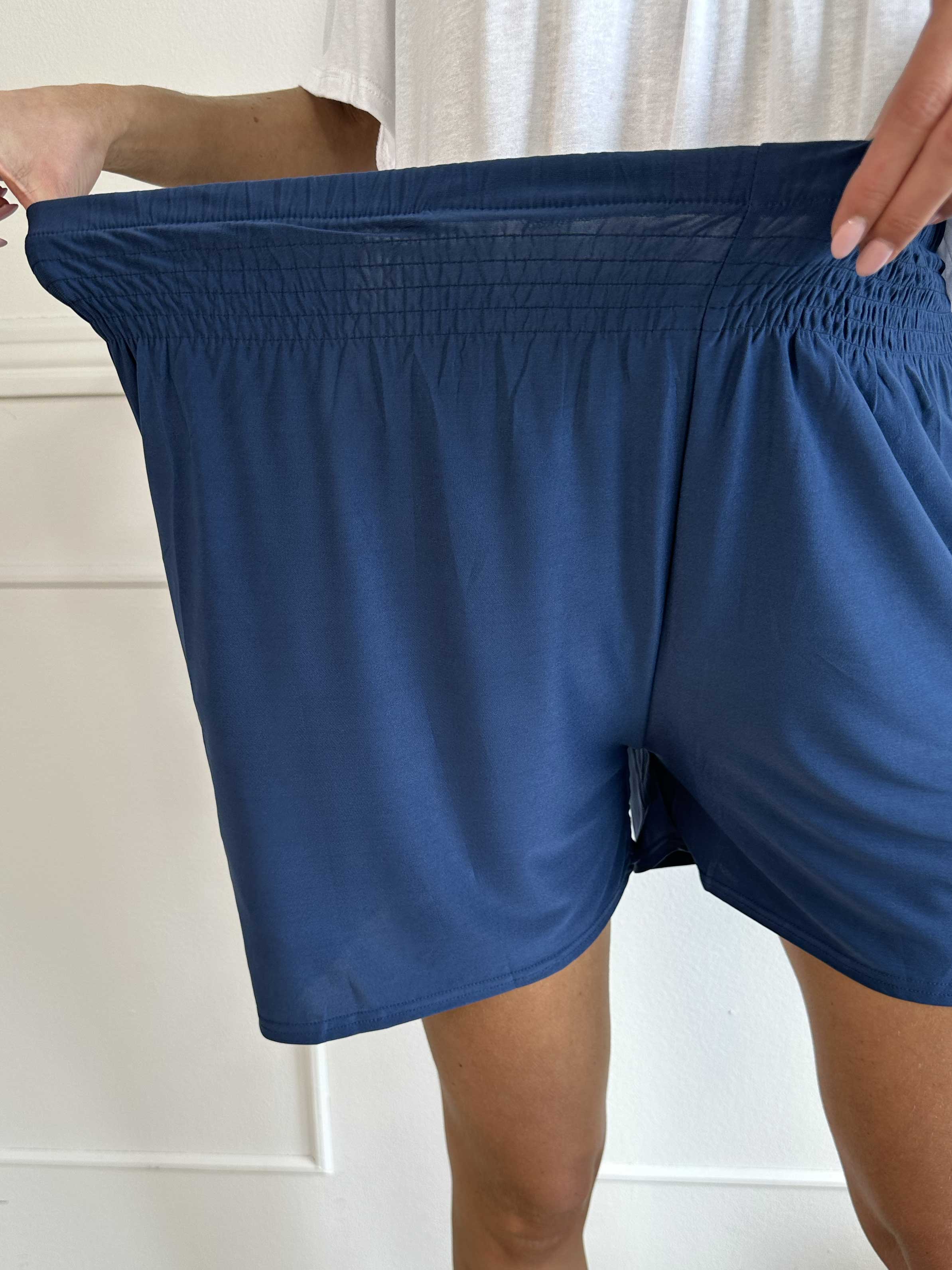 Pams Plain Shorts - Shorts i stretchigt tyg med resår i nederkanten